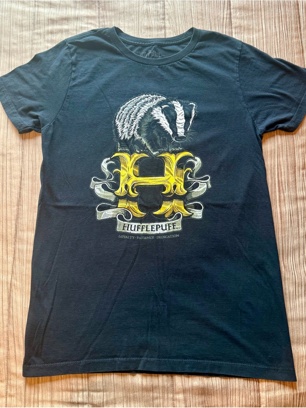 Harry Potter Hufflepuff Graphic T-Shirt Black Badger Crest Size M Warner Bros. - Picture 4 of 7